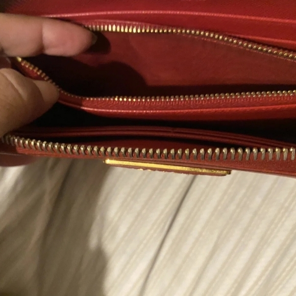 Prada wallet women. Condition is Pre-owned. - Picture 2 of 4